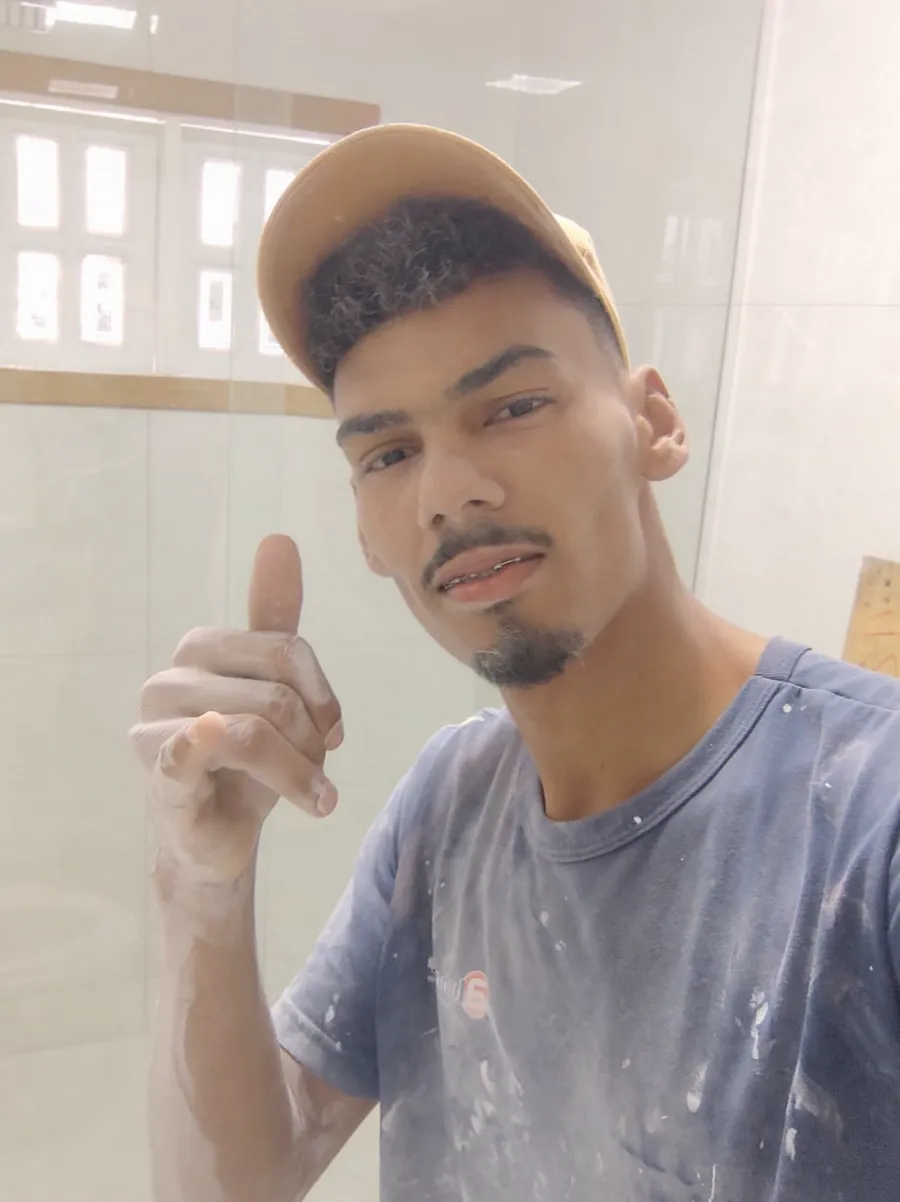 Aelton em um local de trabalho