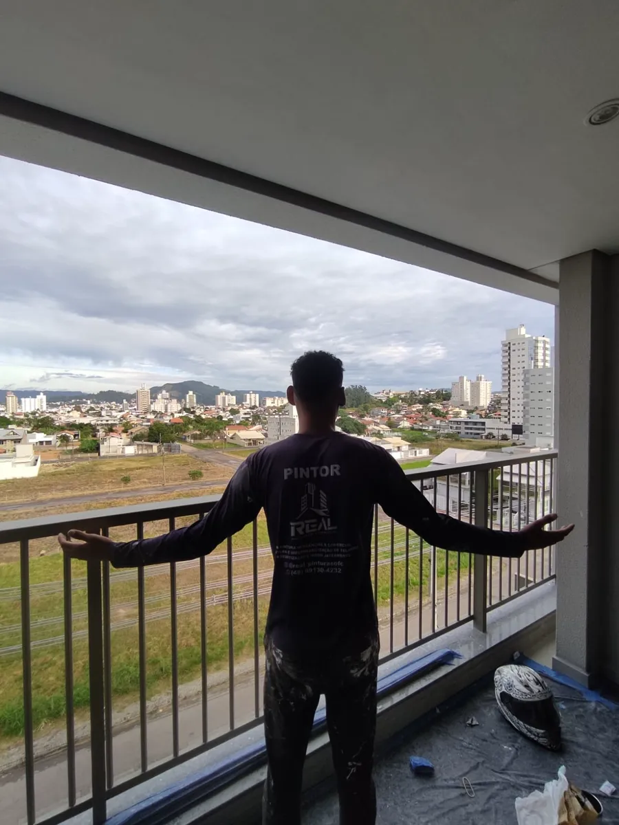 Aelton uniformizado acompanhando uma obra