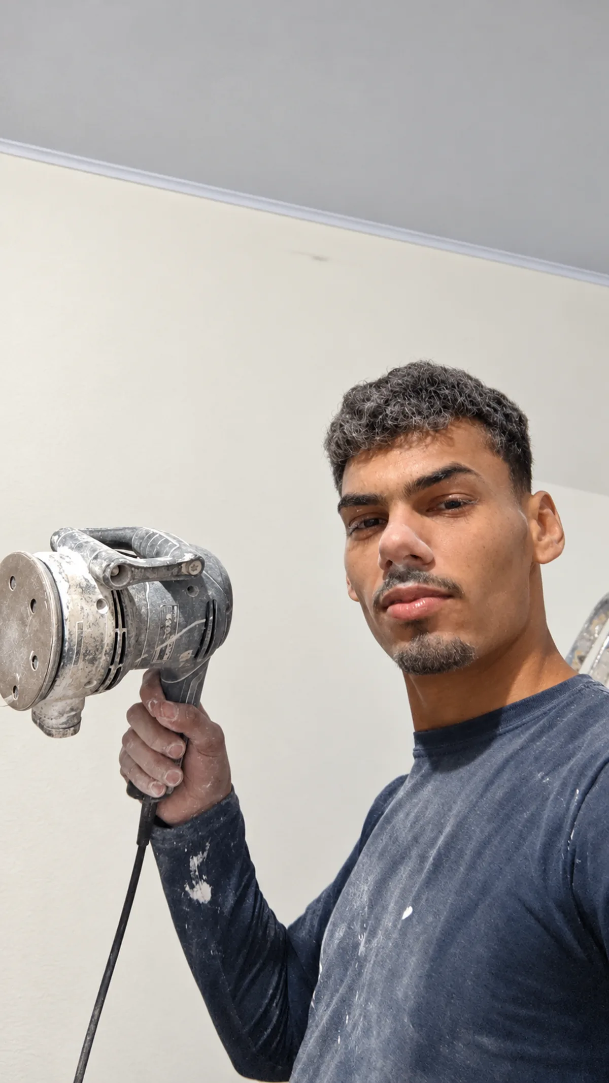 Aelton Bispo dos Santos, proprietário da Real Pinturas, com ferramenta de pintura