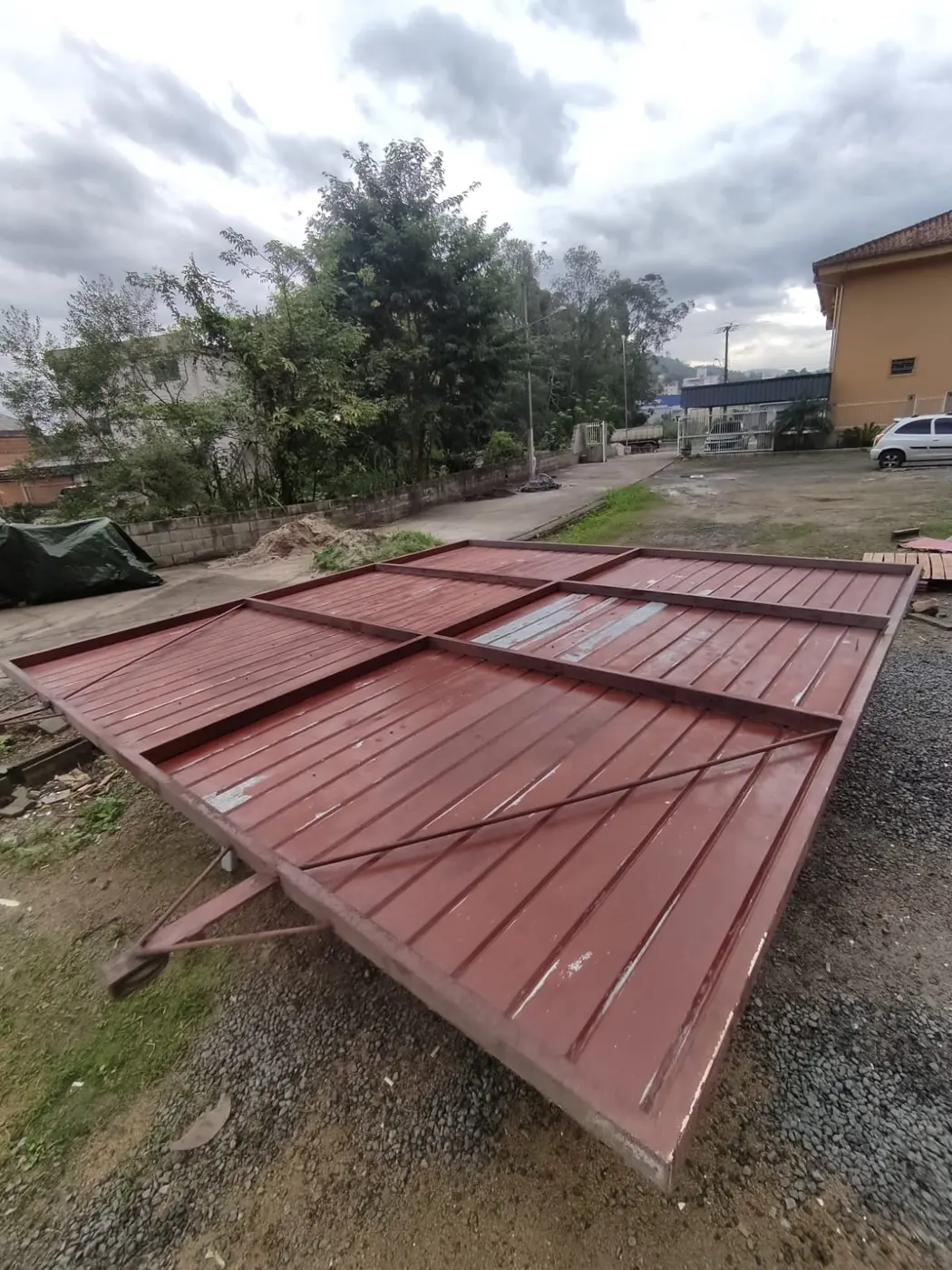 Portão metálico durante preparação da superfície