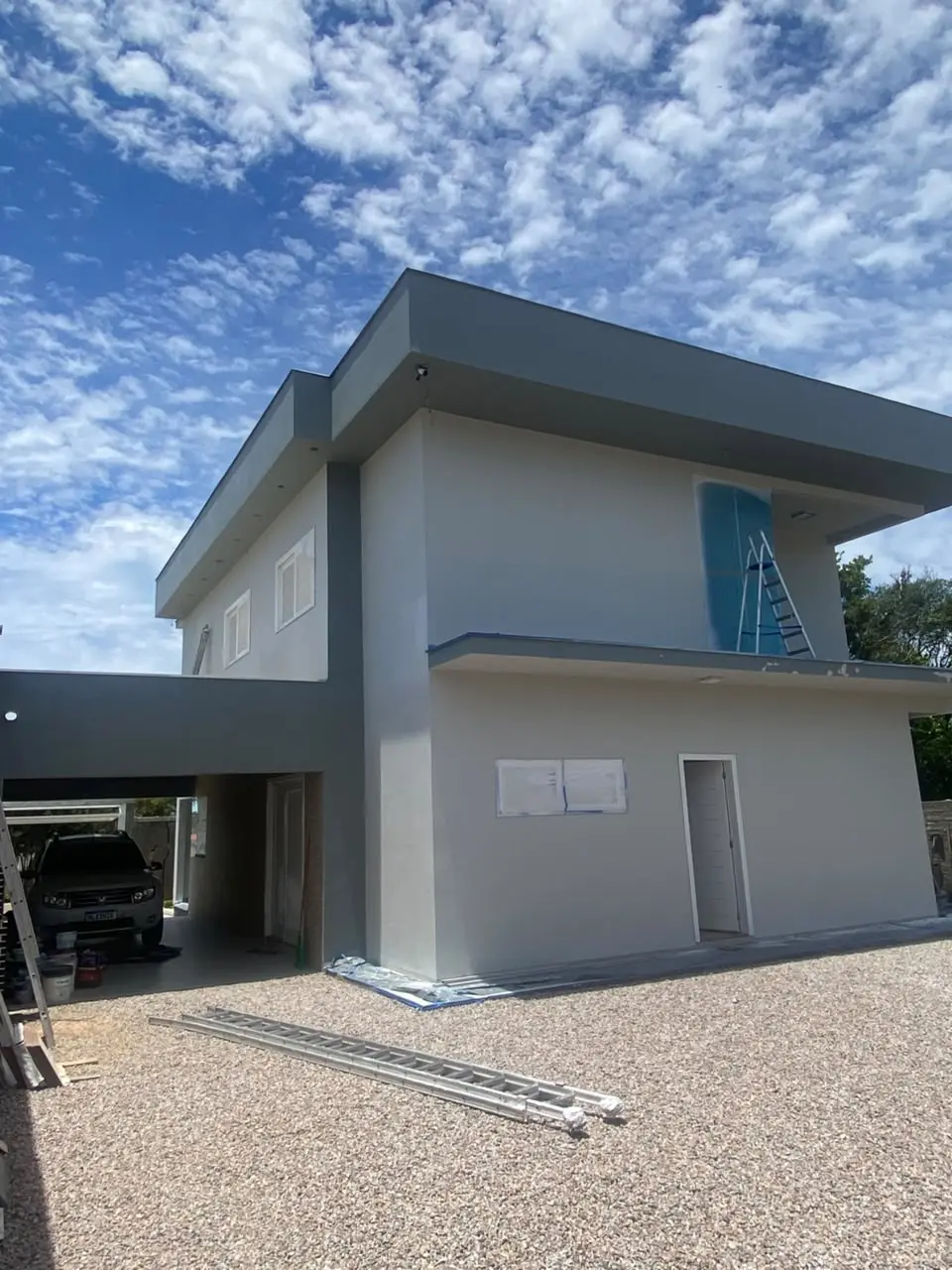Residência moderna com pintura cinza