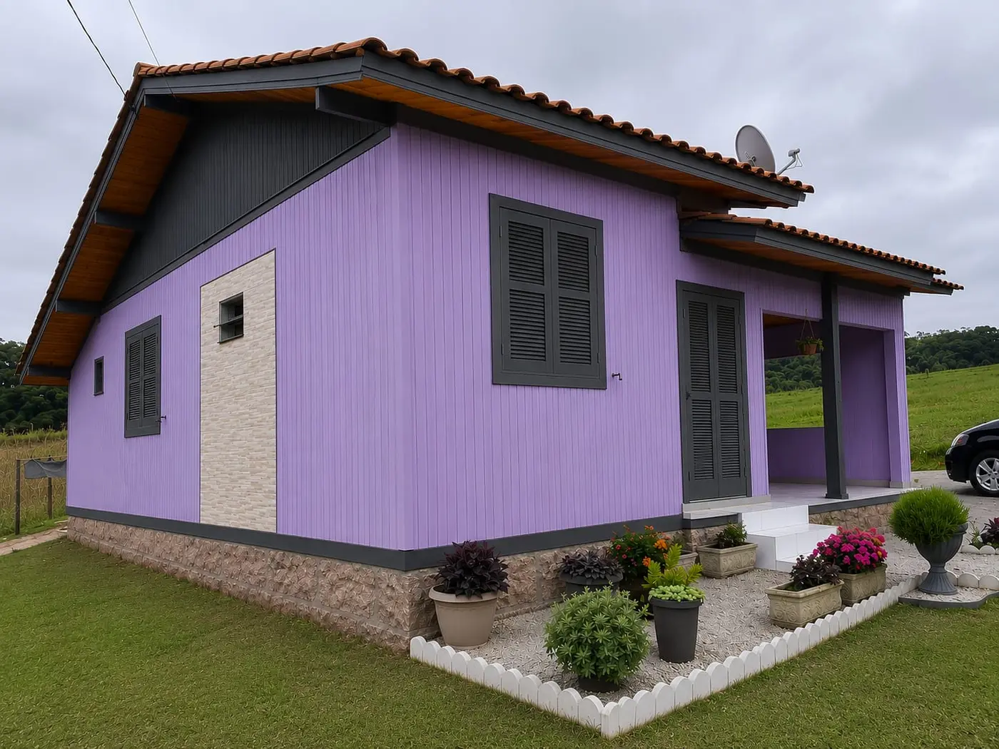 Residência pintada em roxo e cinza