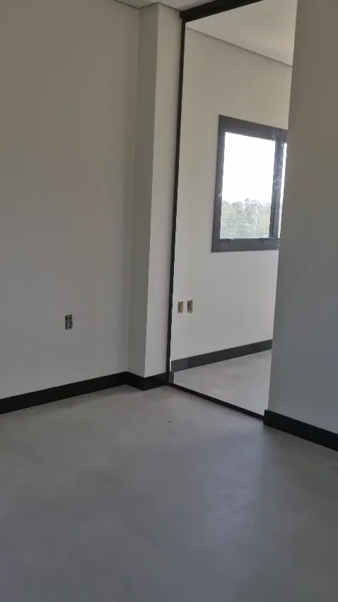 Ambiente finalizado em branco com rodapés e esquadrias pretas