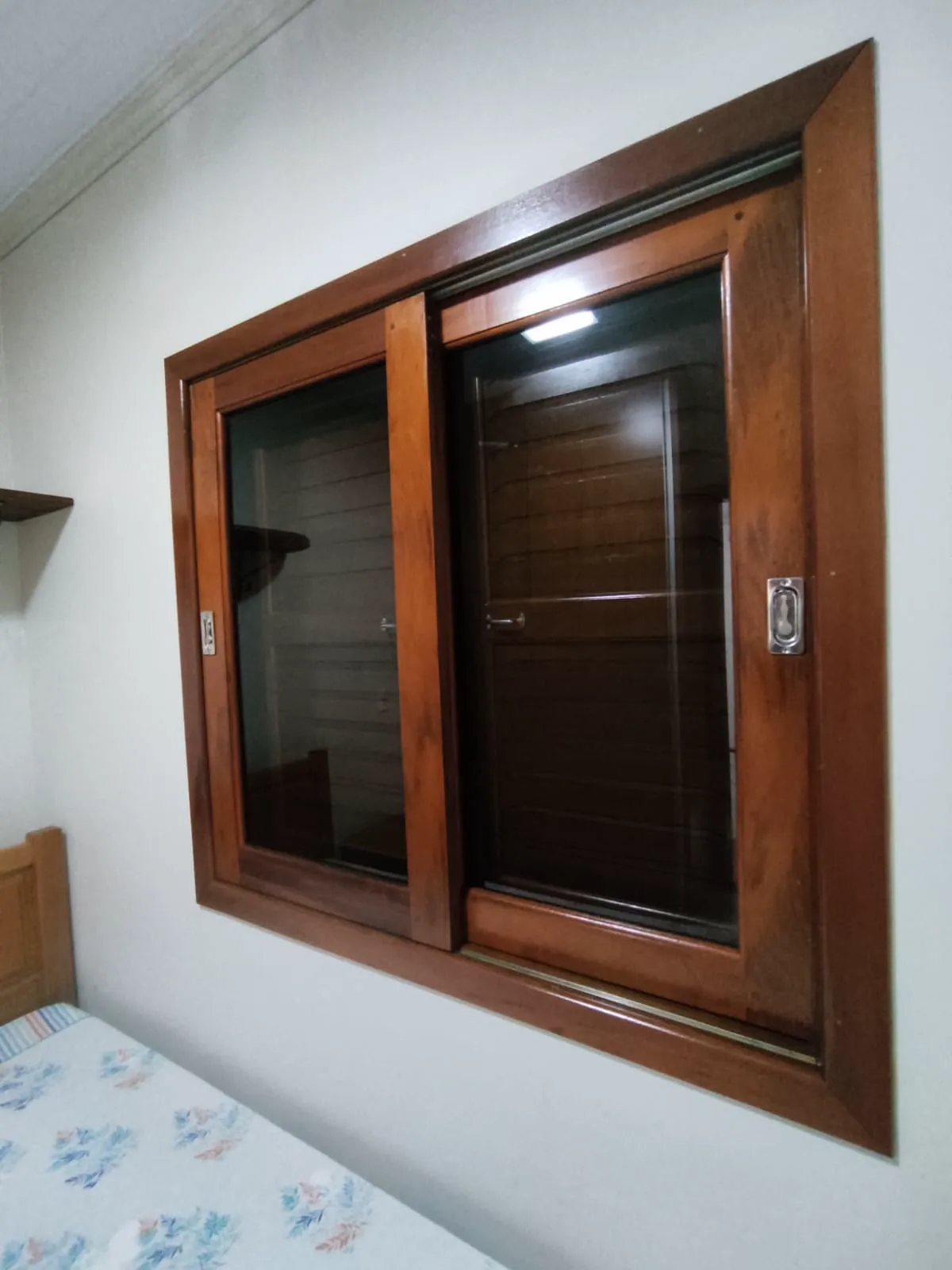 Janela de madeira com acabamento renovado